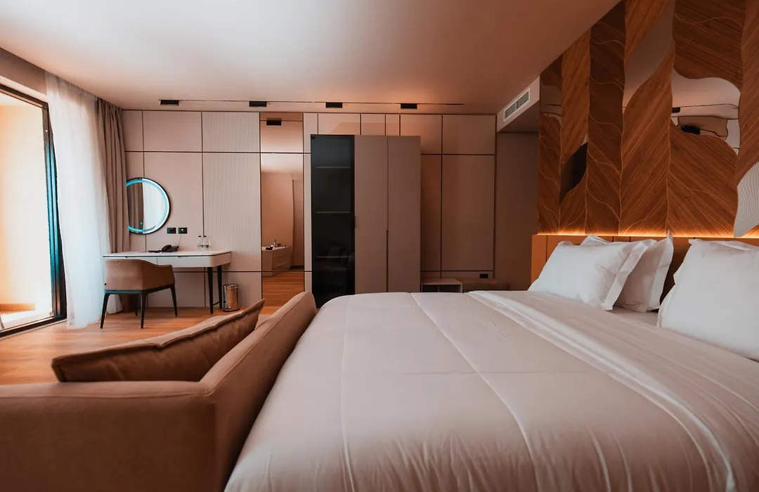 Royal-G Deluxe Hotel-1